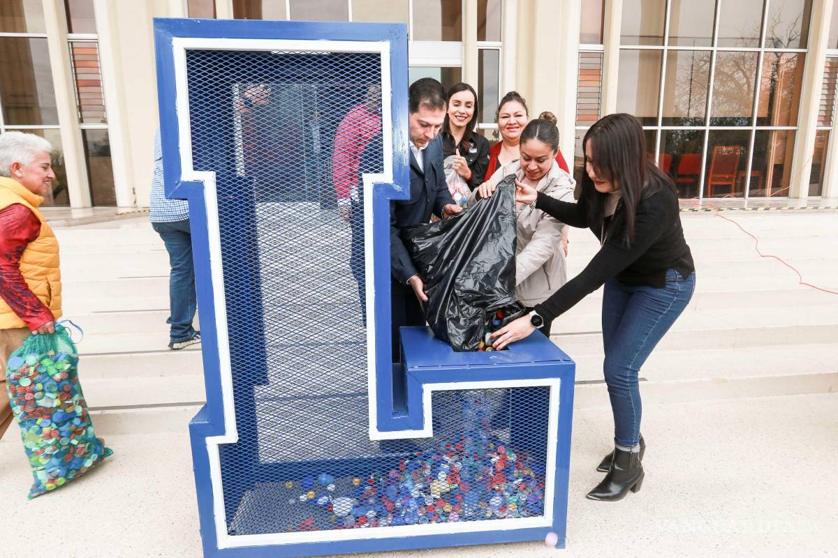 $!El contenedor para el depósito de las tapitas fue colocado en la explanada de Rectoría.