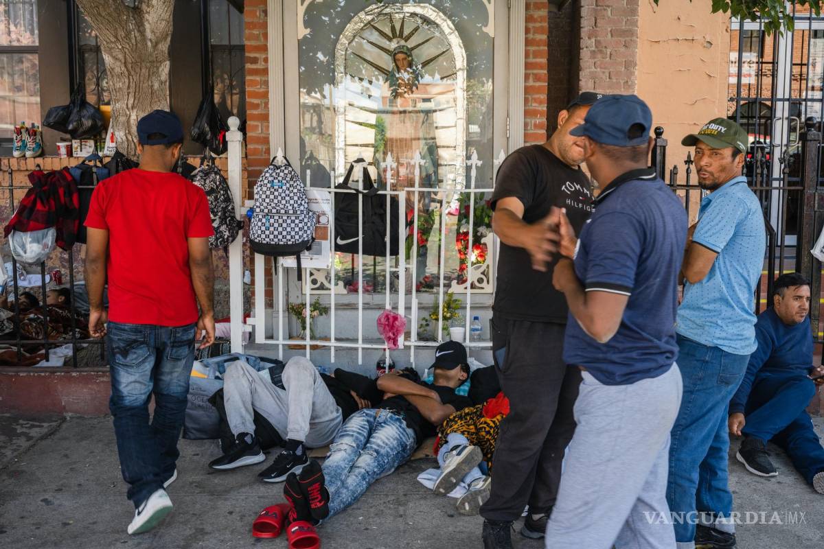 $!Migrantes de varios países acampan frente a la Iglesia del Sagrado Corazón, donde reciben alimentos y ropa donados, en El Paso, Texas.