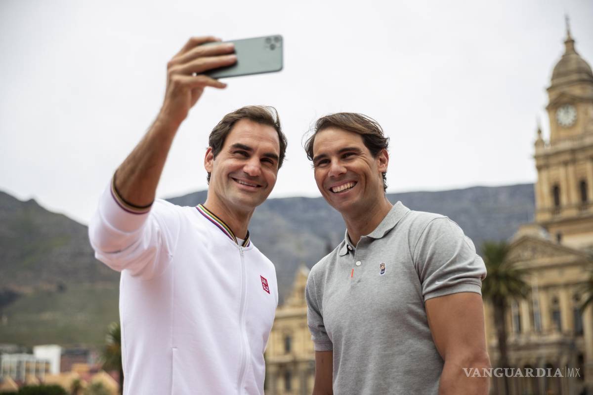 $!Roger Federer (i) y Rafael Nadal (i) toman una selfie después de jugar mini tenis en el Gran Desfile de Ciudad del Cabo el 07 de febrero de 2020 .