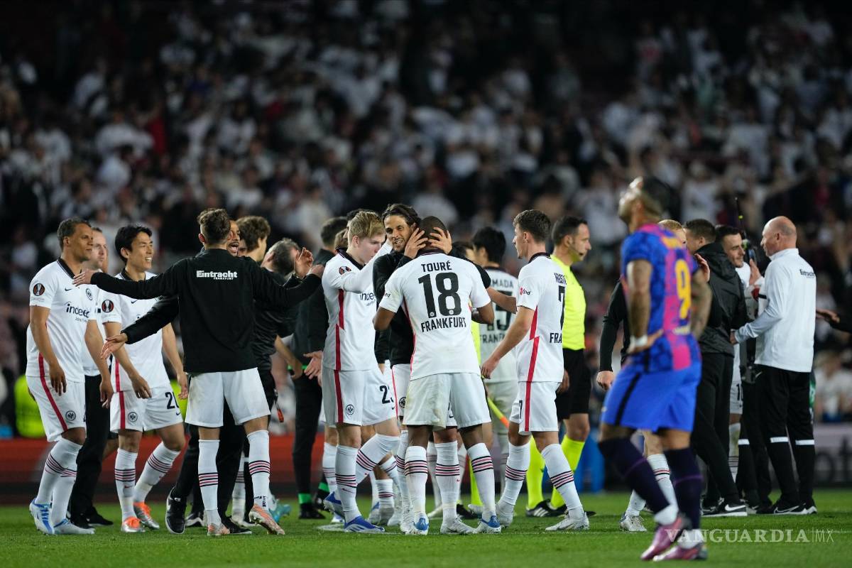 $!Los jugadores del Eintracht celebran el pase del equipo alemán a las semifinales de la Liga Europa tras derrotar al FC Barcelona.