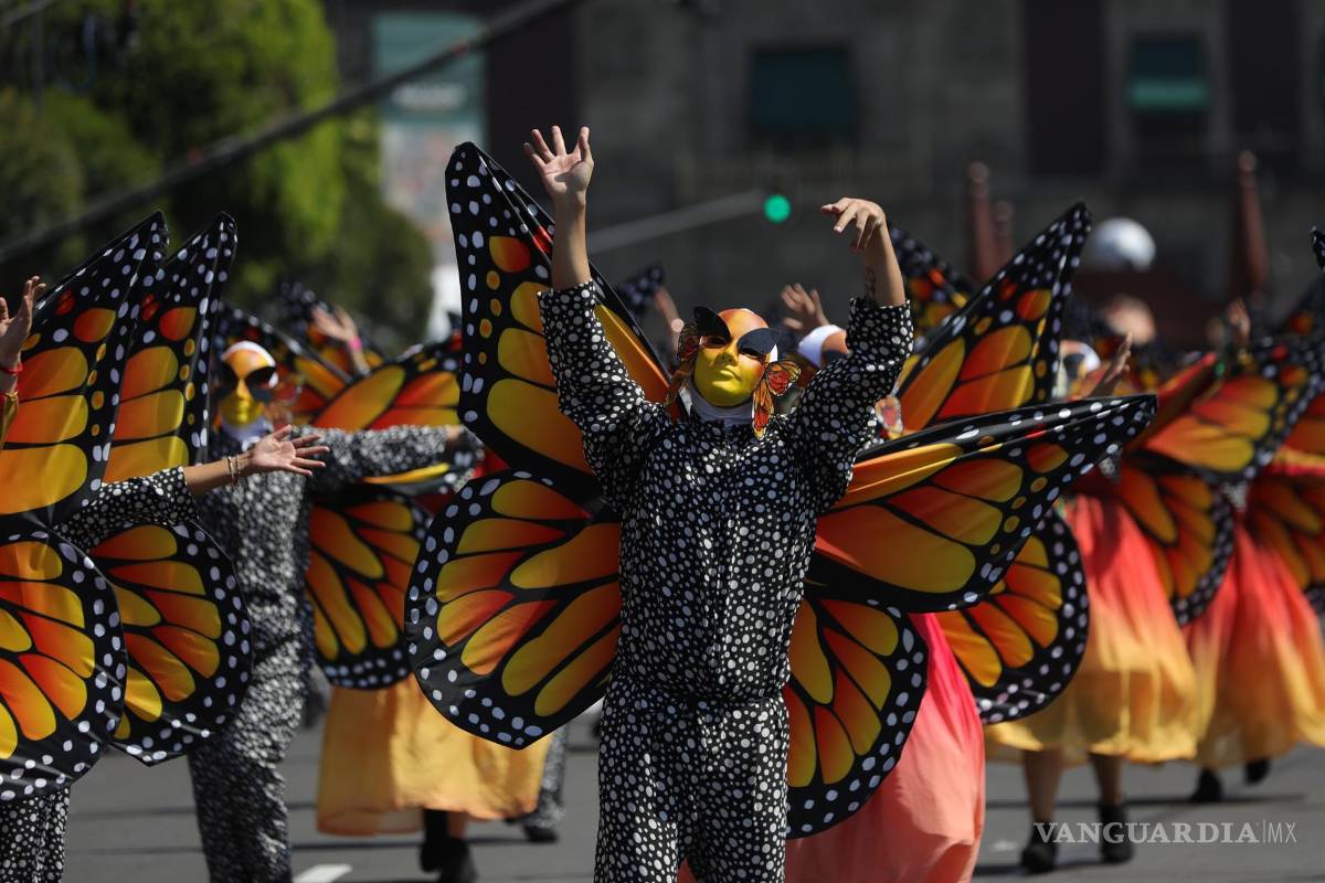 $!Un hombre participa en las principales avenidas en un desfile en conmemoración del Día de Muertos en Ciudad de México. EFE/Mario Guzmán