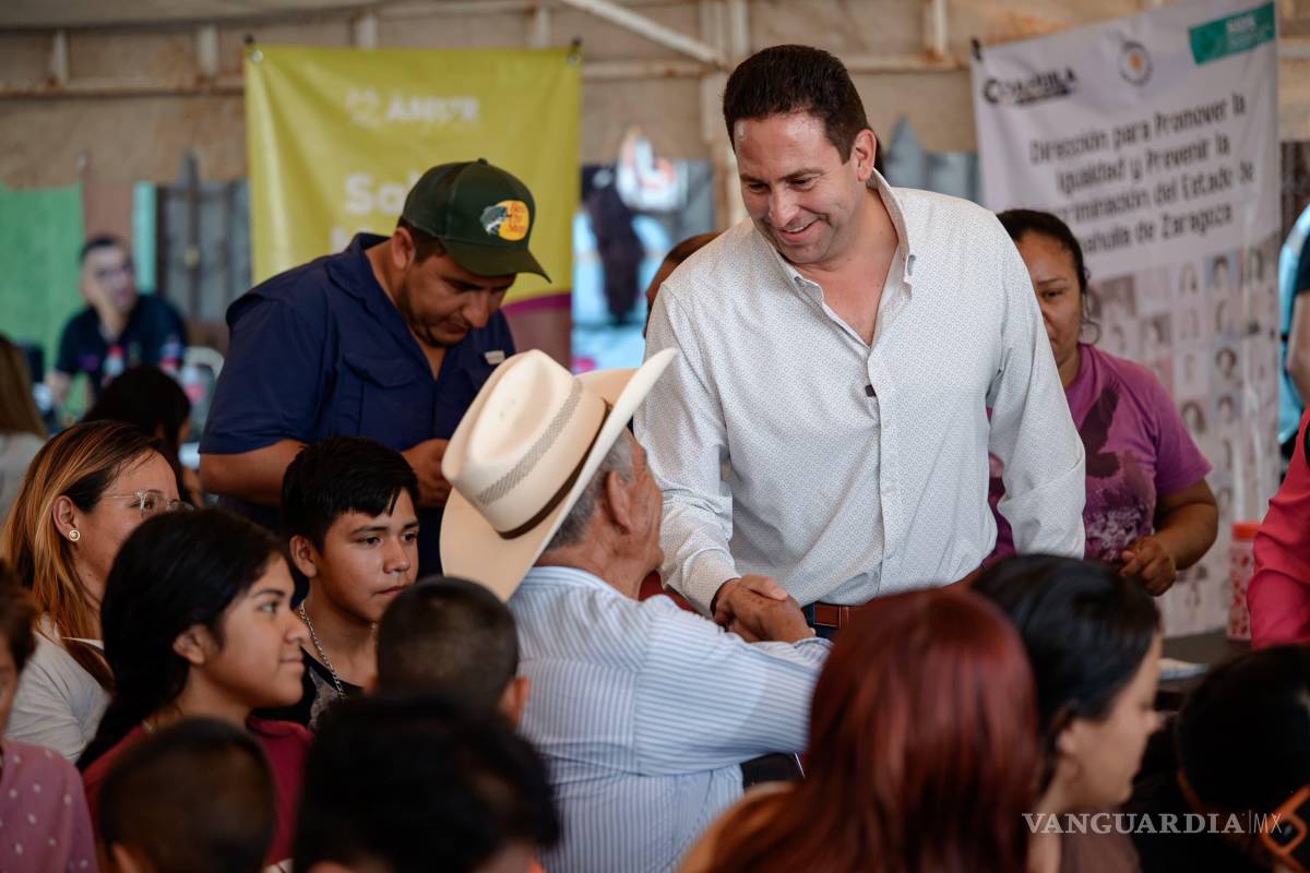 $!El alcalde Javier Díaz reconoció la labor del equipo del DIF Saltillo, encabezado por Luly López, por su compromiso en llevar servicios gratuitos a las zonas más vulnerables del municipio.