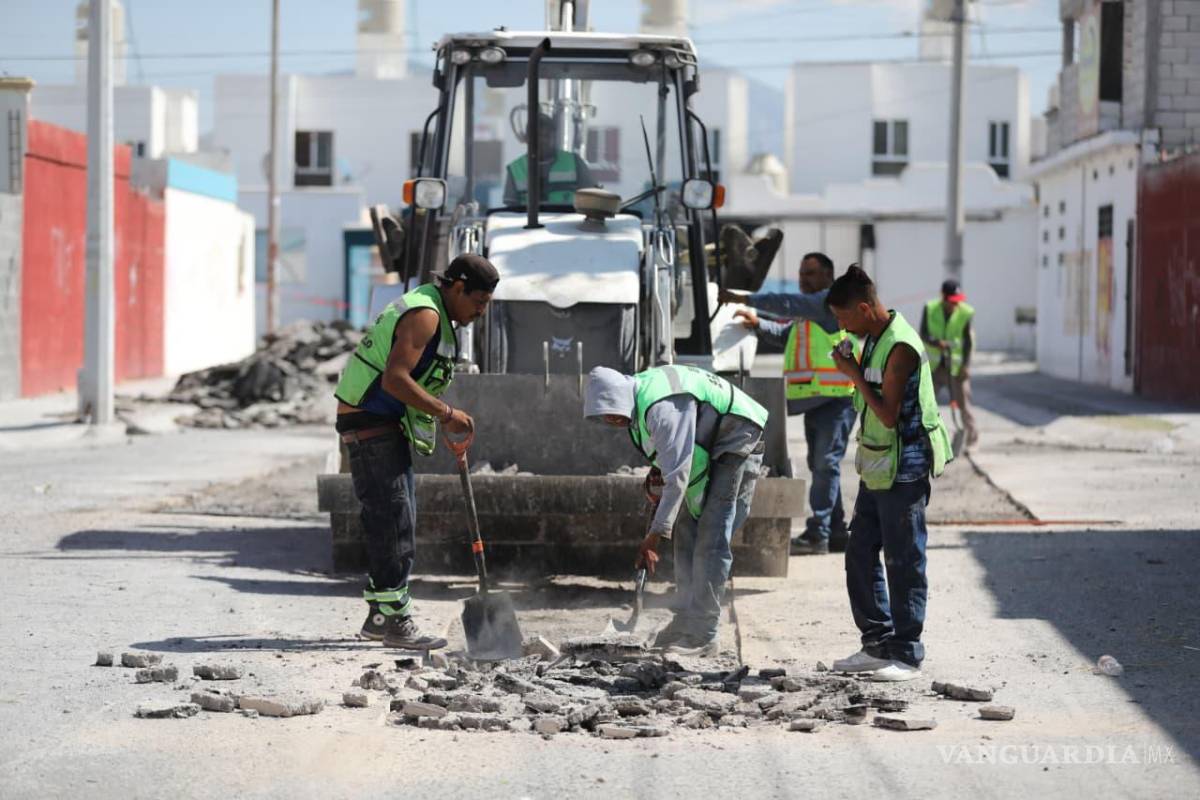 $!Personal de Infraestructura utiliza maquinaria especializada con sistema de calor para retirar pavimento dañado y aplicar asfalto caliente.