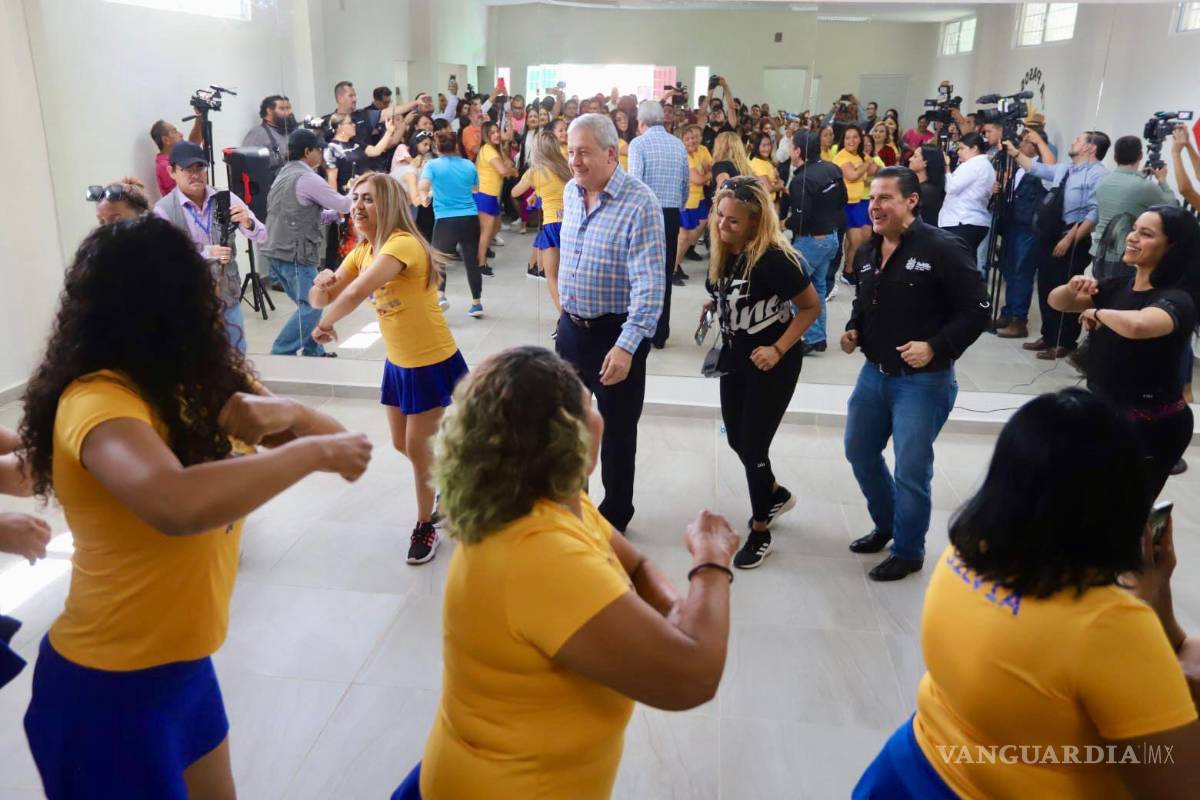 $!El alcalde Chema Fraustro participó en las demostraciones de bailoterapia.