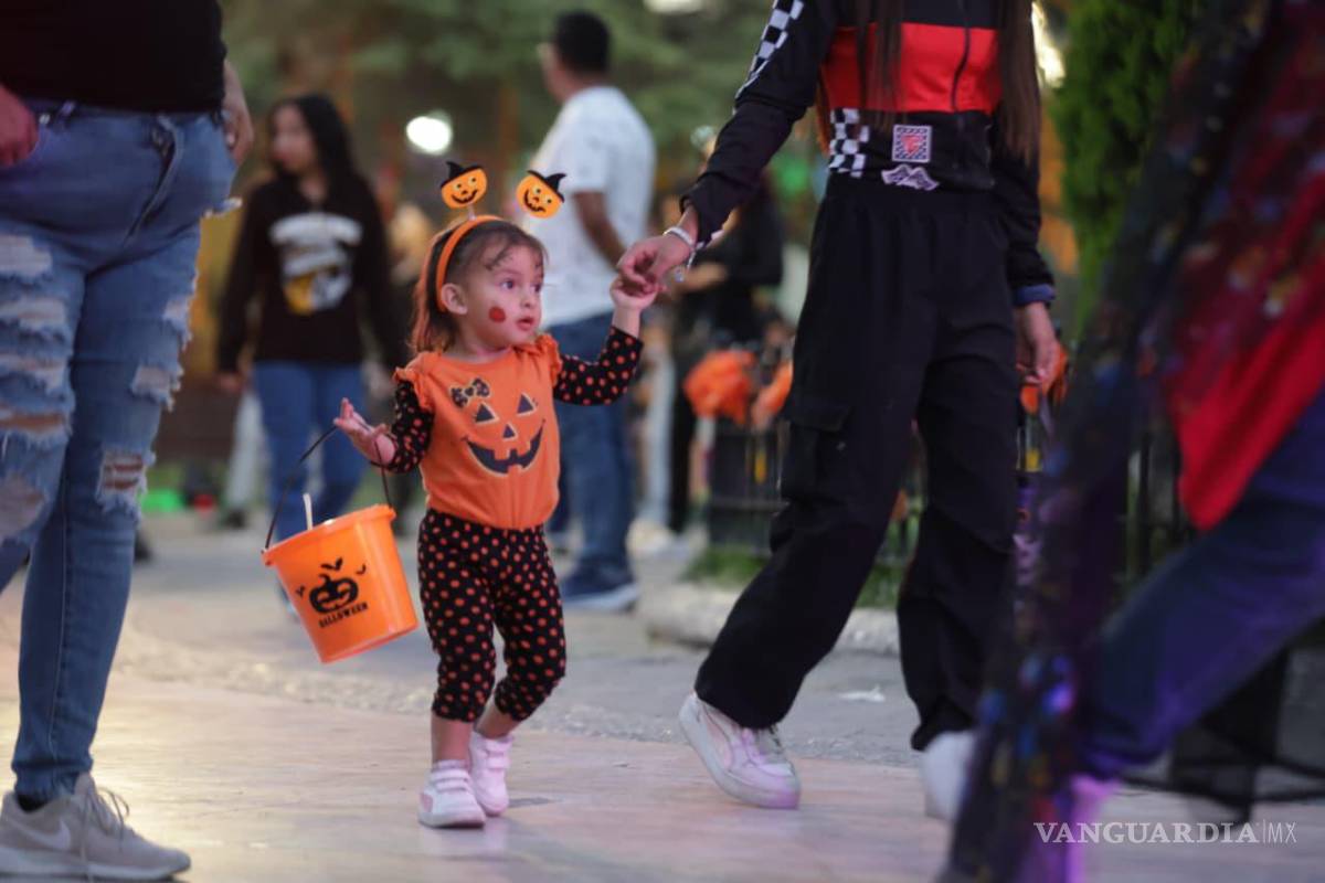 $!Familias enteras caminaron entre risas, tcalabazas en una noche muy esperada.