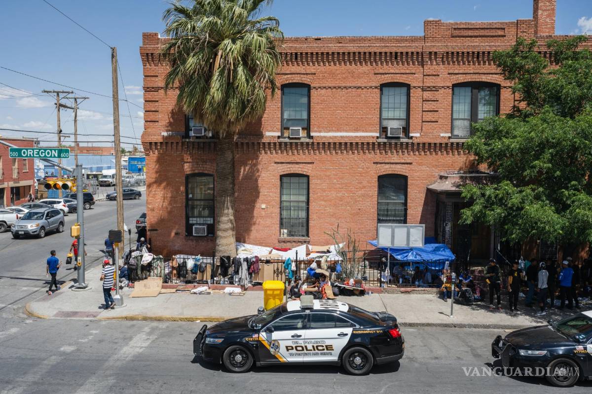 $!Afuera de la Iglesia del Sagrado Corazón, donde los migrantes pueden recibir alimentos y ropa donados, en El Paso, Texas.