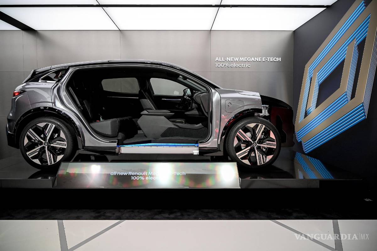 $!El totalmente nuevo Renault Megane E-Tech 100% eléctrico en exhibición en el primer día de vista previa para la prensa del Salón Internacional del Automóvil IAA en Munich, Alemania. EFE/EPA/Sascha Stenbach