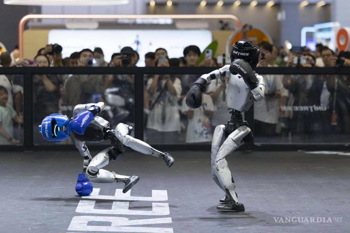 $!Robots humanoides luchan durante una exhibición en el stand de Unitree, en el marco de la Conferencia Mundial de Robots 2026 en Pekín, China.