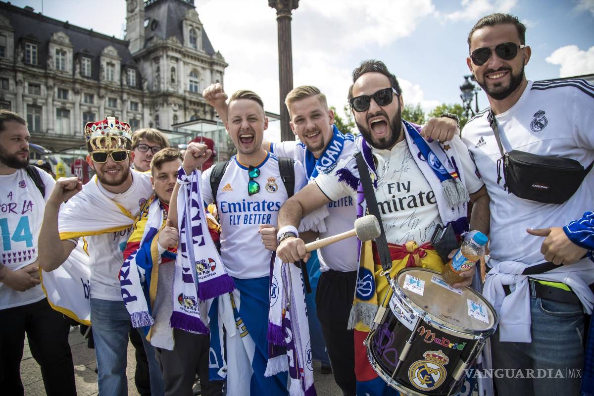 $!Los aficionados del Real Madrid se reúnen en una fan zone en el Ayuntamiento de París antes de la final de la UEFA Champions League en París, Francia.