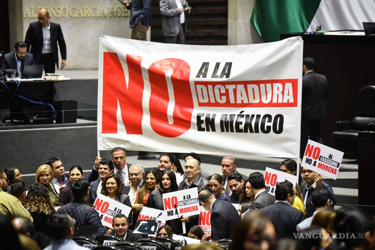 $!Legisladores del grupo parlamentario del PRI en la Cámara de Diputados en la que se discuten las reservas del dictamen en materia de simplificación orgánica.