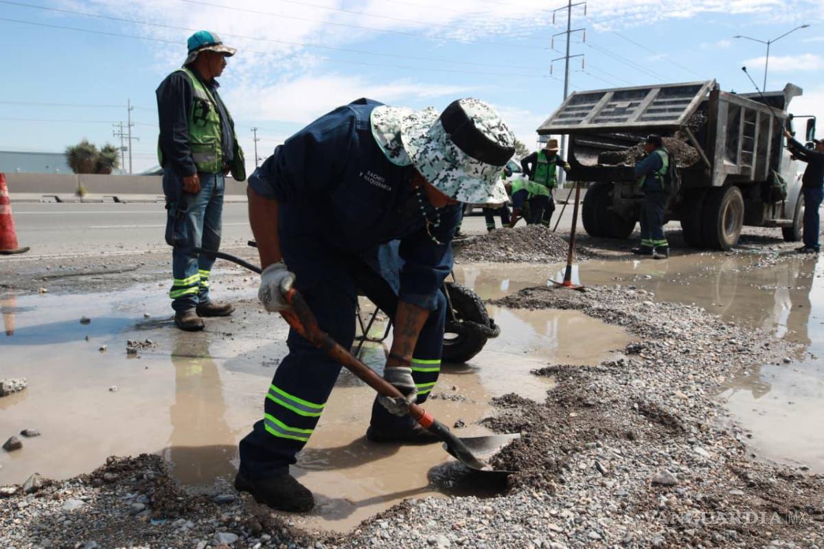 $!El municipio realizó limpieza y retiro de basura acumulada en distintos tramos del bulevar Fundadores.