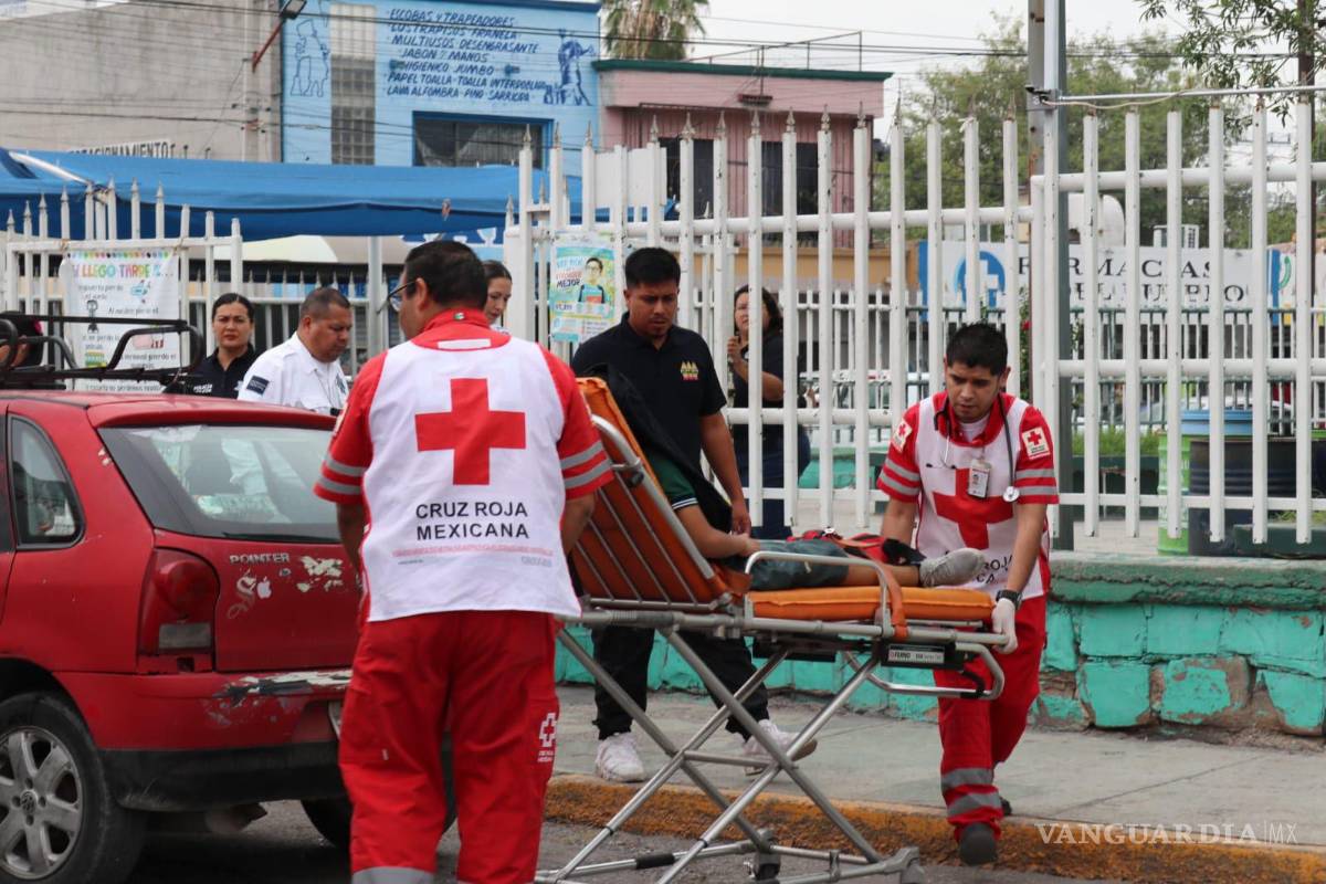 $!Paramédicos de la Cruz Roja trasladan a un paciente en camilla durante la atención del reporte. El estudiante fue llevado a la Clínica 7 del IMSS para valoración médica.