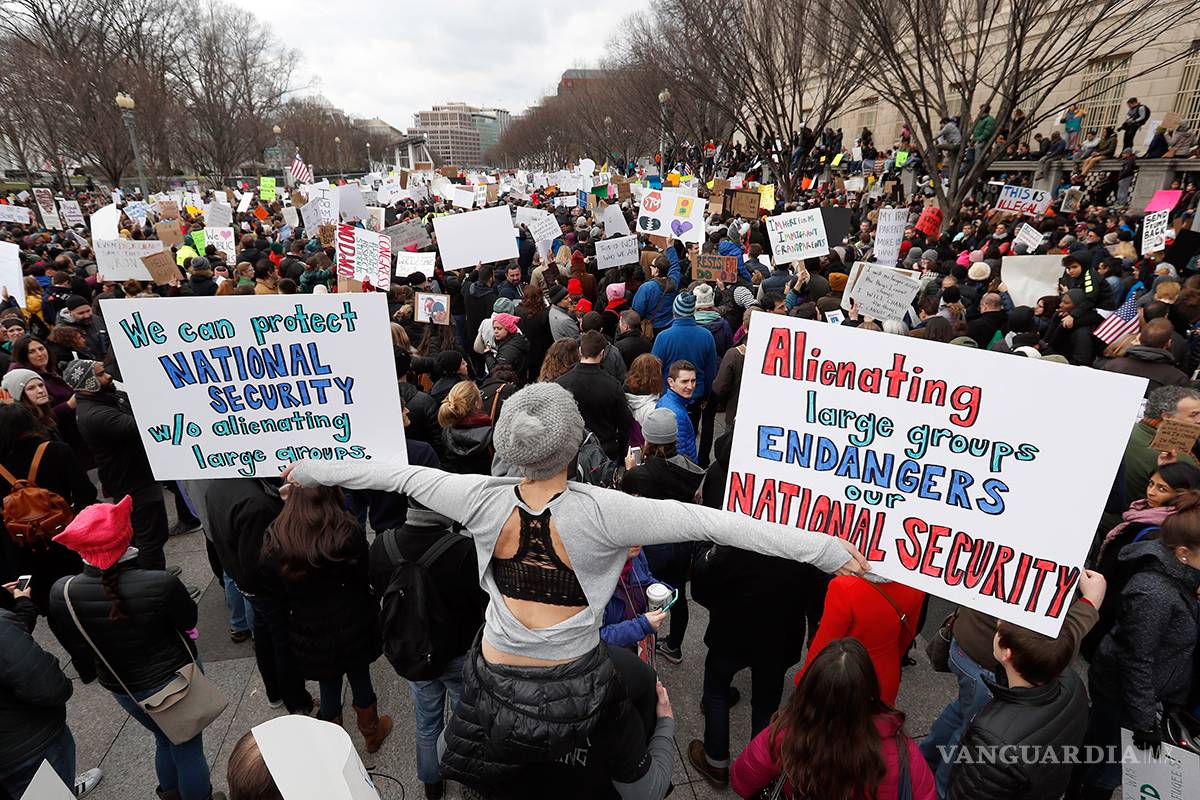 $!Protestas alrededor de la Casa Blanca contra el veto a refugiados y musulmanes de Trump