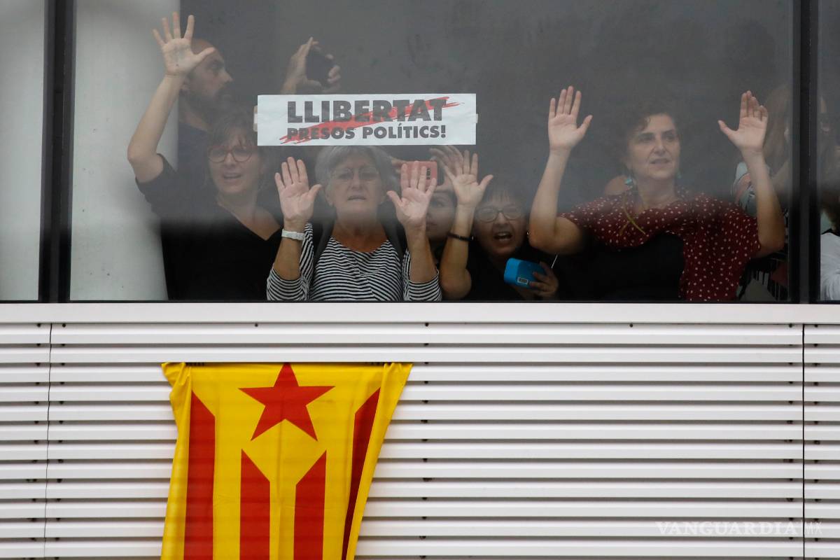 Supremo español impone penas de cárcel a nueve líderes catalanes