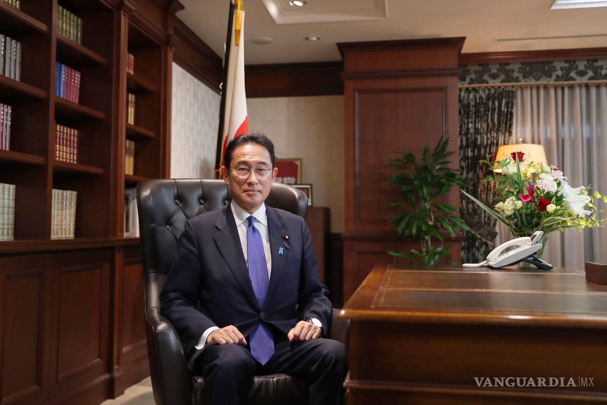 $!El exministro de Relaciones Exteriores de Japón, Fumio Kishida, posa para un retrato después de ser elegido presidente del Partido Liberal Democrático (PLD) en Tokio, Japón, el 29 de septiembre de 2021. Kishida sucederá a Yoshihide Suga como primer ministro, el tercero de Japón desde el comienzo de la pandemia de coronavirus. EFE/EPA/Du Xiaoyi