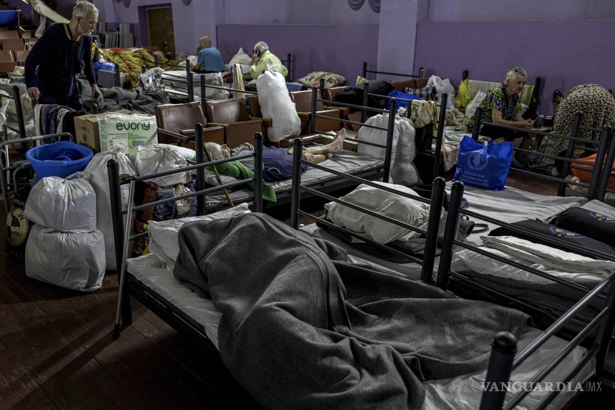 $!Refugio para evacuados en Pavlograd, Ucrania. Mientras continúan las negociaciones de paz, Putin presiona a sus tropas para ocupar mas territorio.