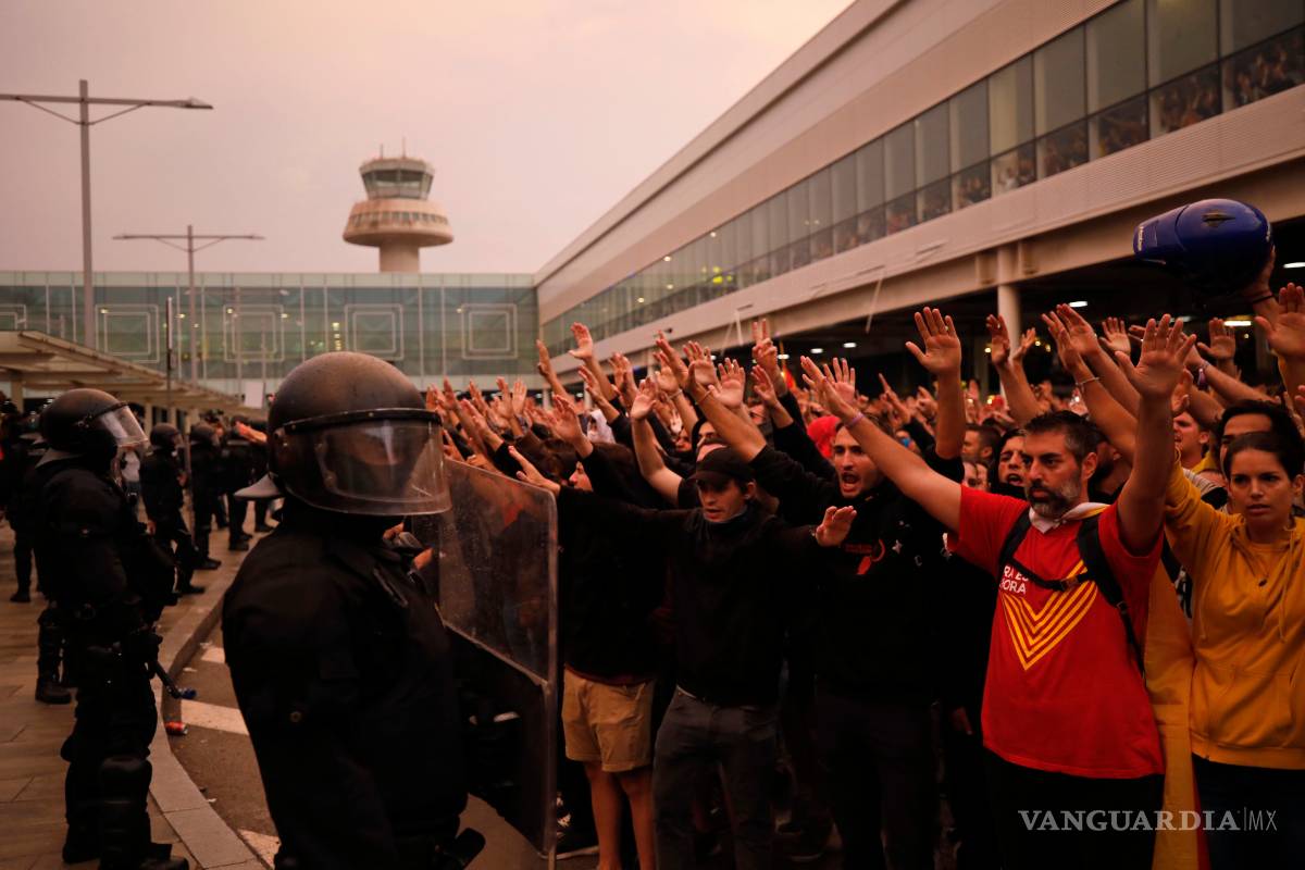 $!Catalanes toman las calles y colapsan el aeropuerto de Barcelona