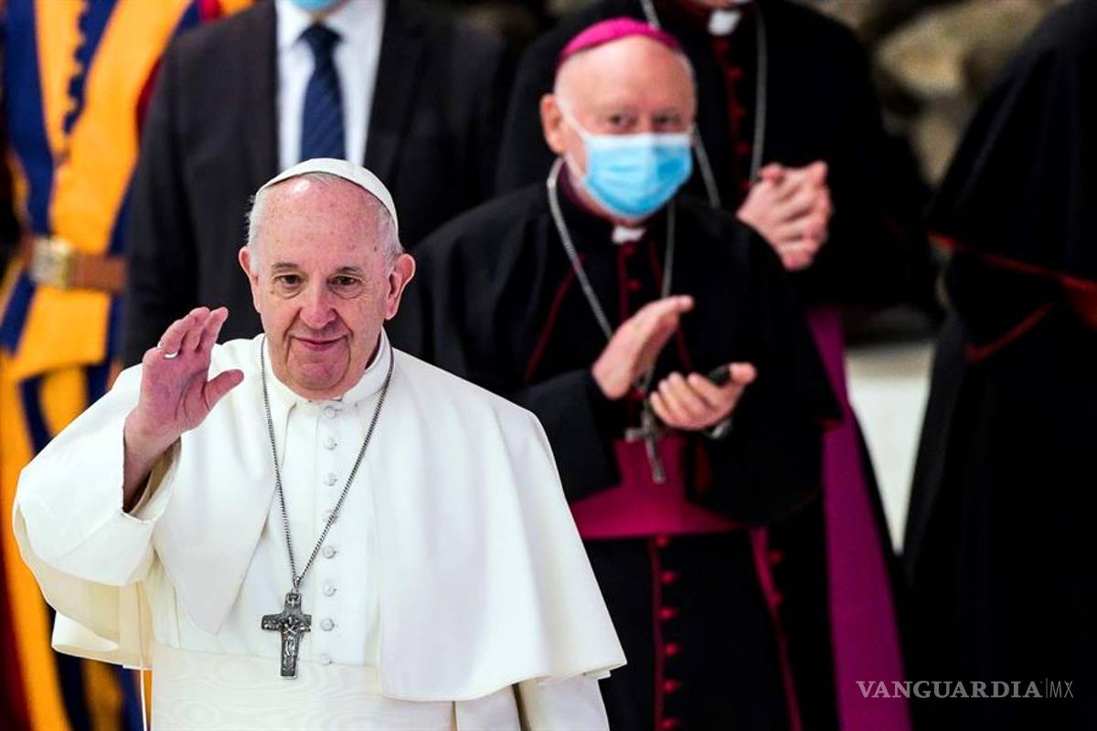 Critican al papa Francisco reanudar las audiencias sin usar cubrebocas