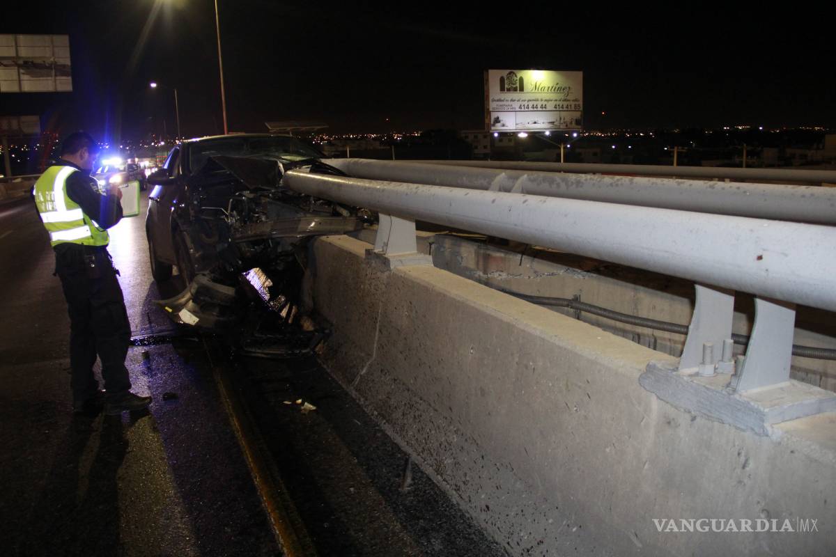 Incrustado en una barra, así dejó ebrio su vehículo en Saltillo