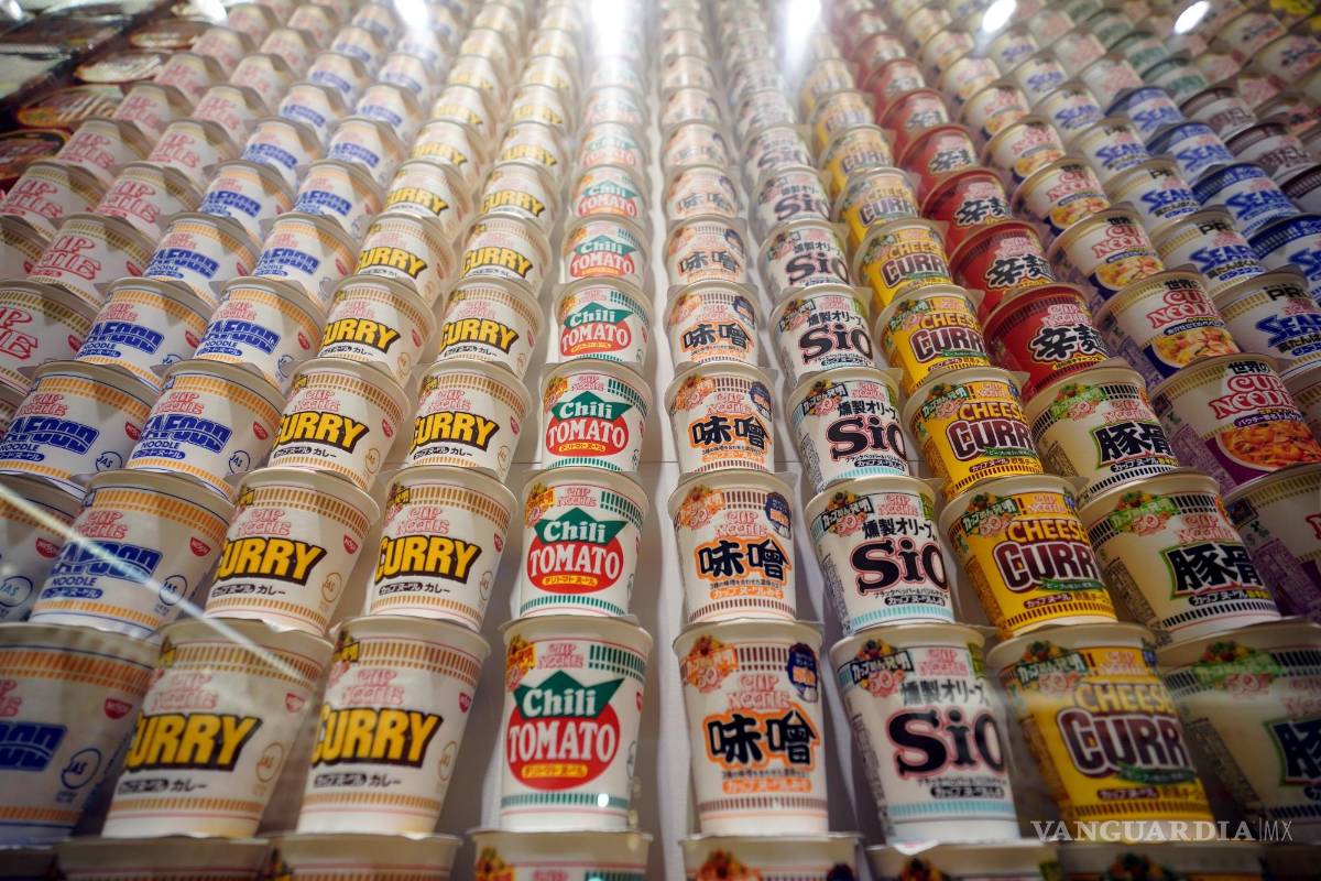 $!Los paquetes de Cup Noodles se muestran en el Cubo Histórico de Instant Noodles en el Museo Cup Noodles en Yokohama, Japón. EFE/EPA/Franck Robichon