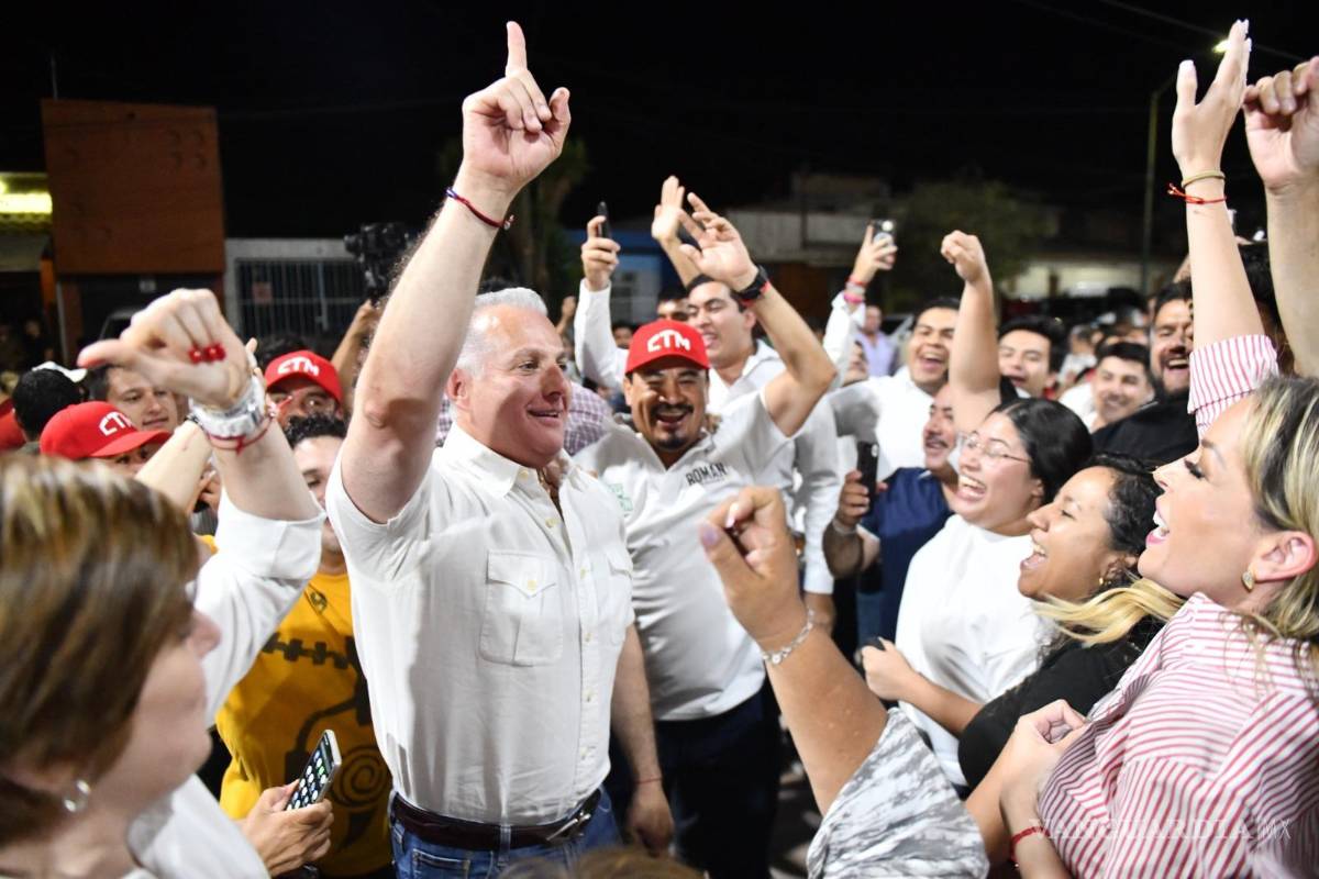 $!Con su gente, Román Cepeda celebra el triunfo que ve cercano.