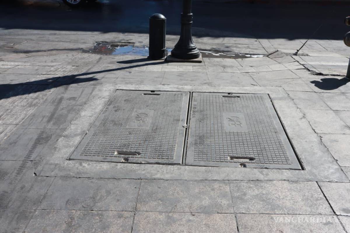 $!La rehabilitación de registros en banquetas busca ofrecer un tránsito más seguro para peatones y visitantes del primer cuadro.