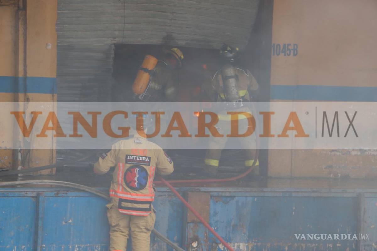 $!Fuerte incendio en bodega a la altura de la Central de Abastos alarma a Saltillo