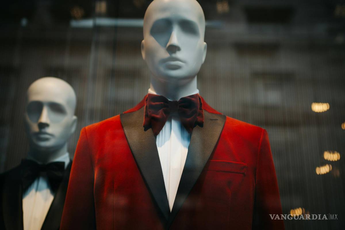 $!Christian Nodal: ¿Es correcto que el novio lleve traje de blanco a su boda?