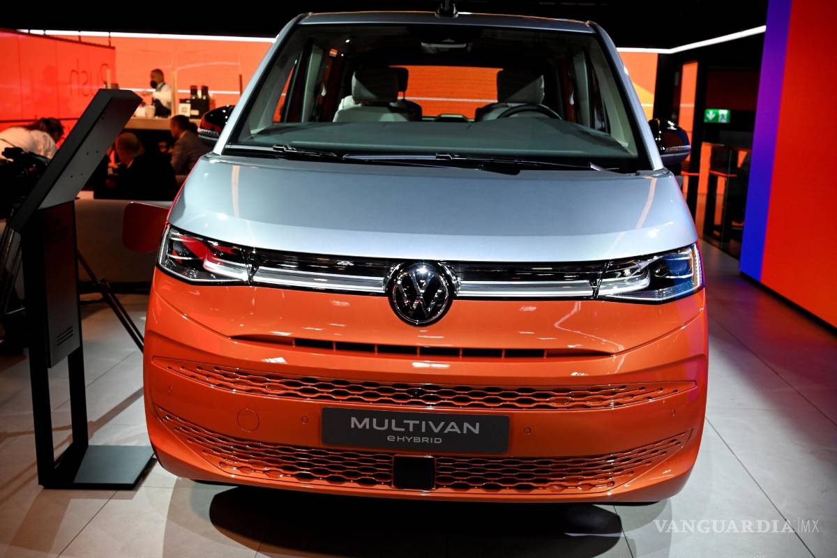 $!El Volkswagen VW Multivan eHybrid en exhibición en el primer día de vista previa para la prensa del Salón Internacional del Automóvil IAA en Munich, Alemania. EFE/EPA/Sascha Stenbach
