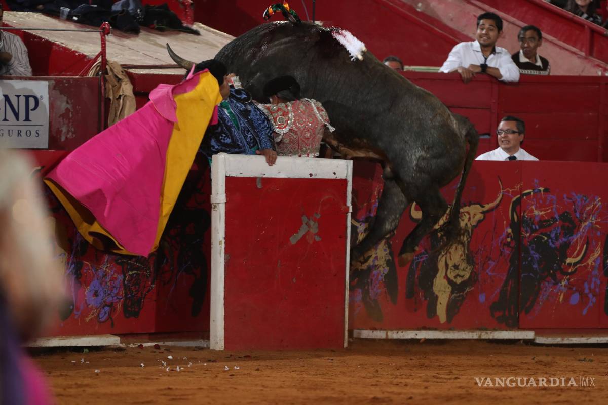 $!Accidentada tradicional corrida guadalupana en la Plaza México