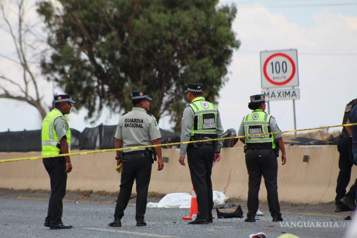 $!Elementos de la Guardia Nacional tomaron conocimiento del percance y cerraron la vialidad.
