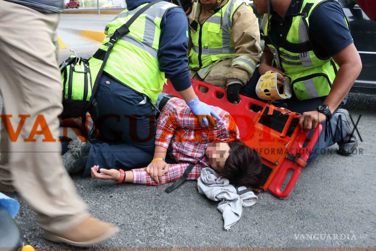 Atropellan a jovencita por ir distraída en su celular