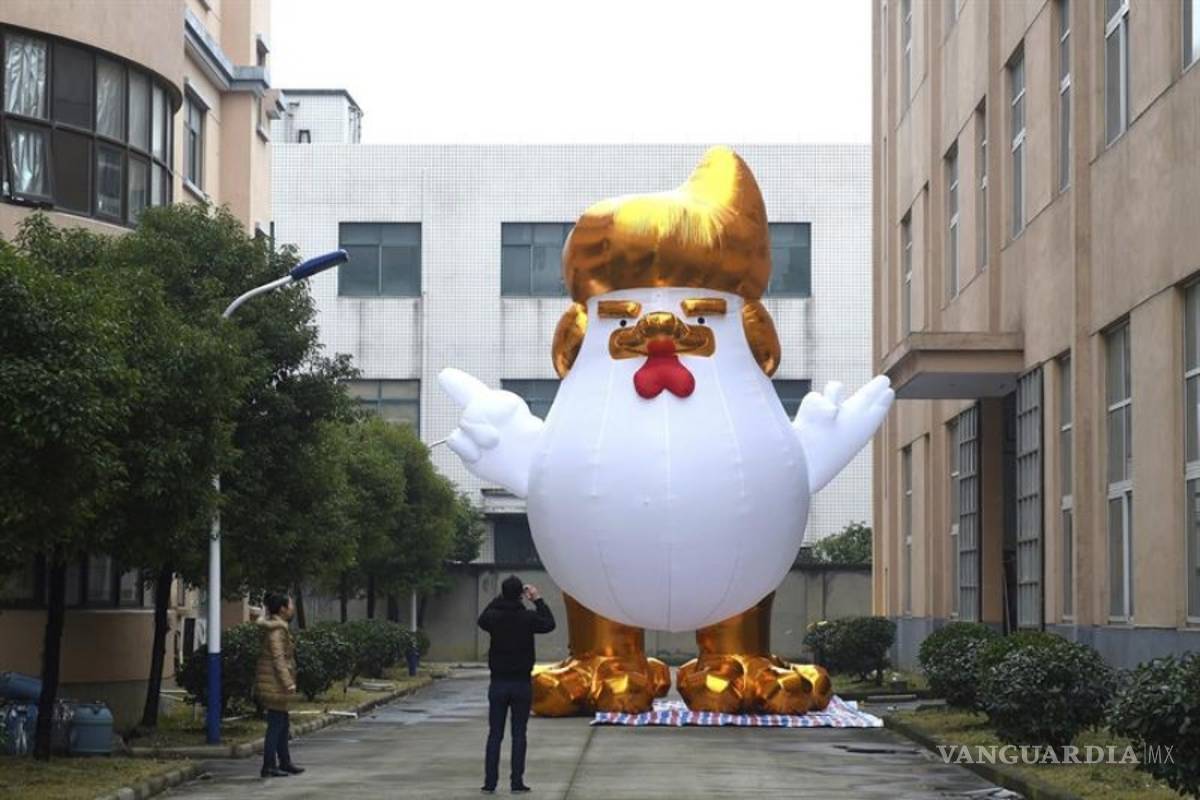 China se prepara para Año del Gallo con pollos inflables inspirados en Trump