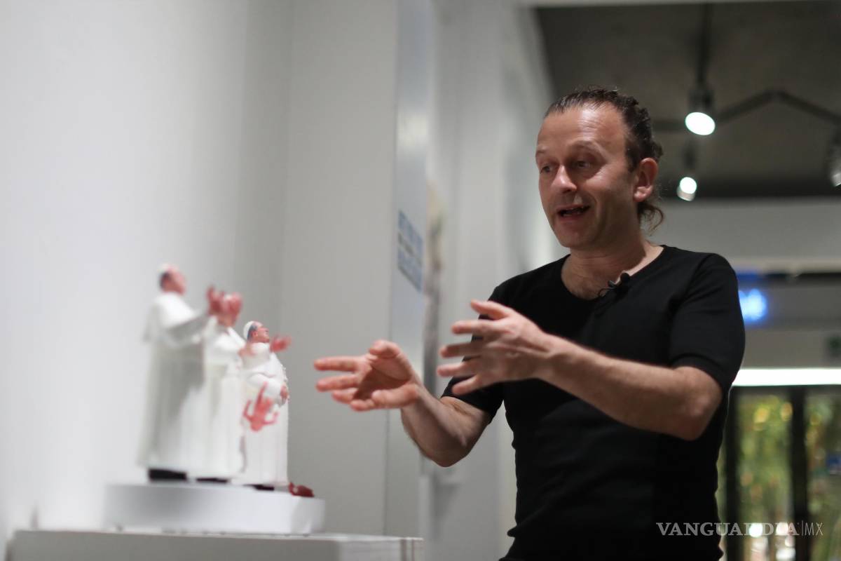 $!El artista chileno Pablo Maire junto a su escultura “Chao tradicion” en la Ciudad de México (México).