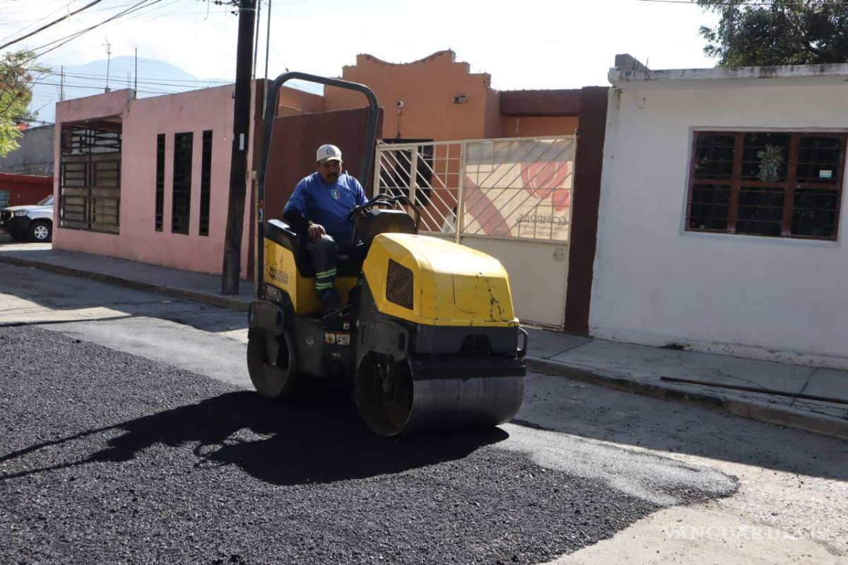 $!Brigadas del programa “Aquí Andamos” realizan trabajos de bacheo en calles de la colonia La Madrid, atendiendo reportes ciudadanos.