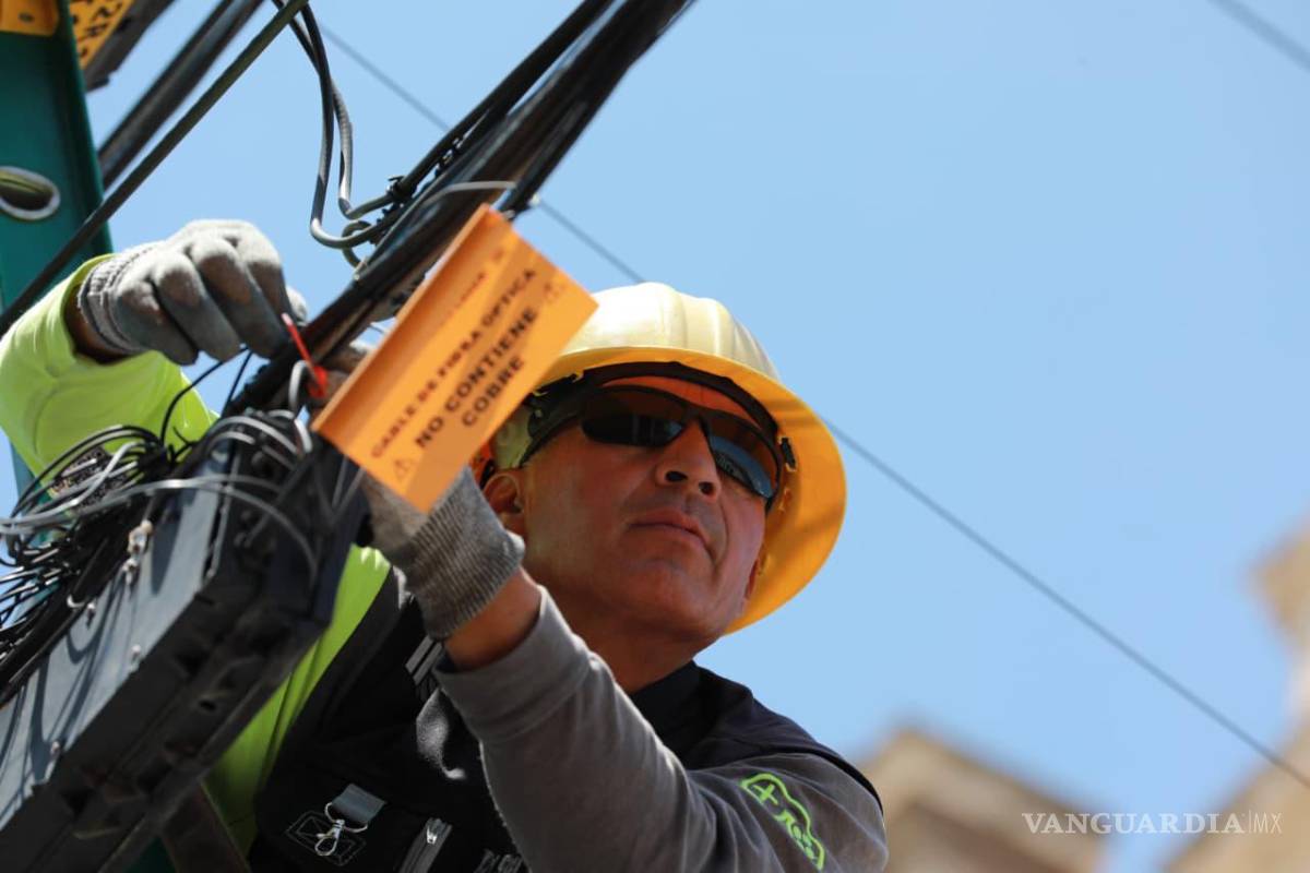$!Trabajadores municipales y empresas de telecomunicaciones avanzan en el retiro de cableado en desuso en calles del Centro Histórico.