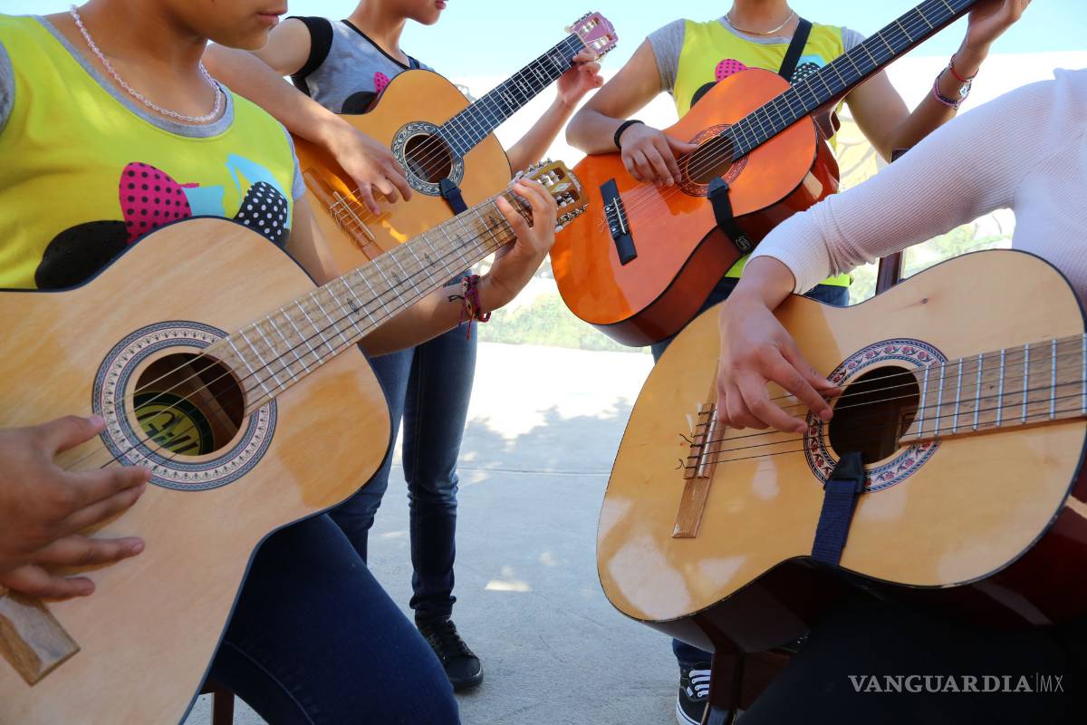 Niñas encuentran la alegría a través de la música