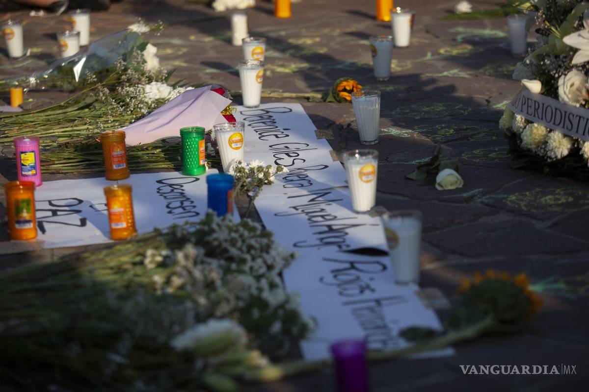 $!CIUDAD DE MÉXICO, 06ABRIL2025.- Decenas de personas se manifiestan frente a la entrada principal del Parque Bicentenario para exigir justicia e investigación adecuada tras el colapso de una grúa en el Festival AXE ceremonia en el cual dejo un saldo de dos personas muertas Berenice y Miguel, ambos fotógrafos de conciertos.