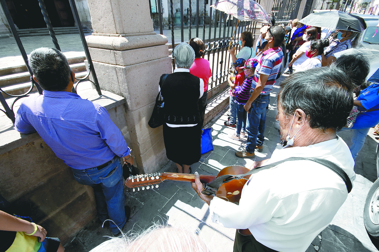 Devotos de Saltillo acuden a Catedral para venerar al Santo Cristo, a pesar de que se suspendió la fiesta patronal