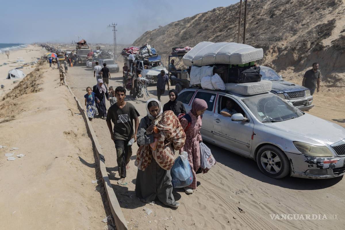 $!Palestinos, muchos a pie, huyen de la ciudad de Gaza. Con el asalto a la ciudad de Gaza, el primer ministro israelí ha acumulado desafío tras desafío.