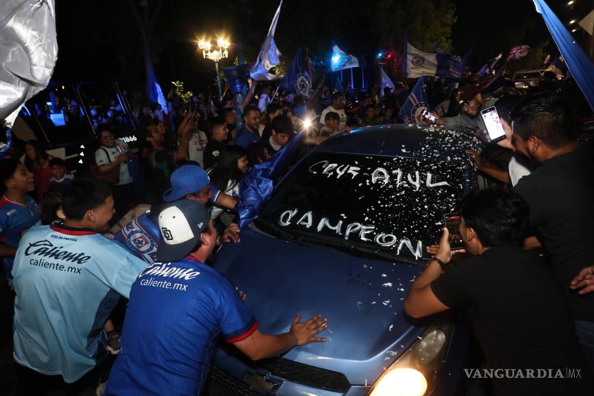 $!Aficionados de distintas generaciones compartieron la emoción del campeonato, destacando los años de fidelidad al club y la importancia del triunfo para quienes han seguido al Cruz Azul durante décadas.