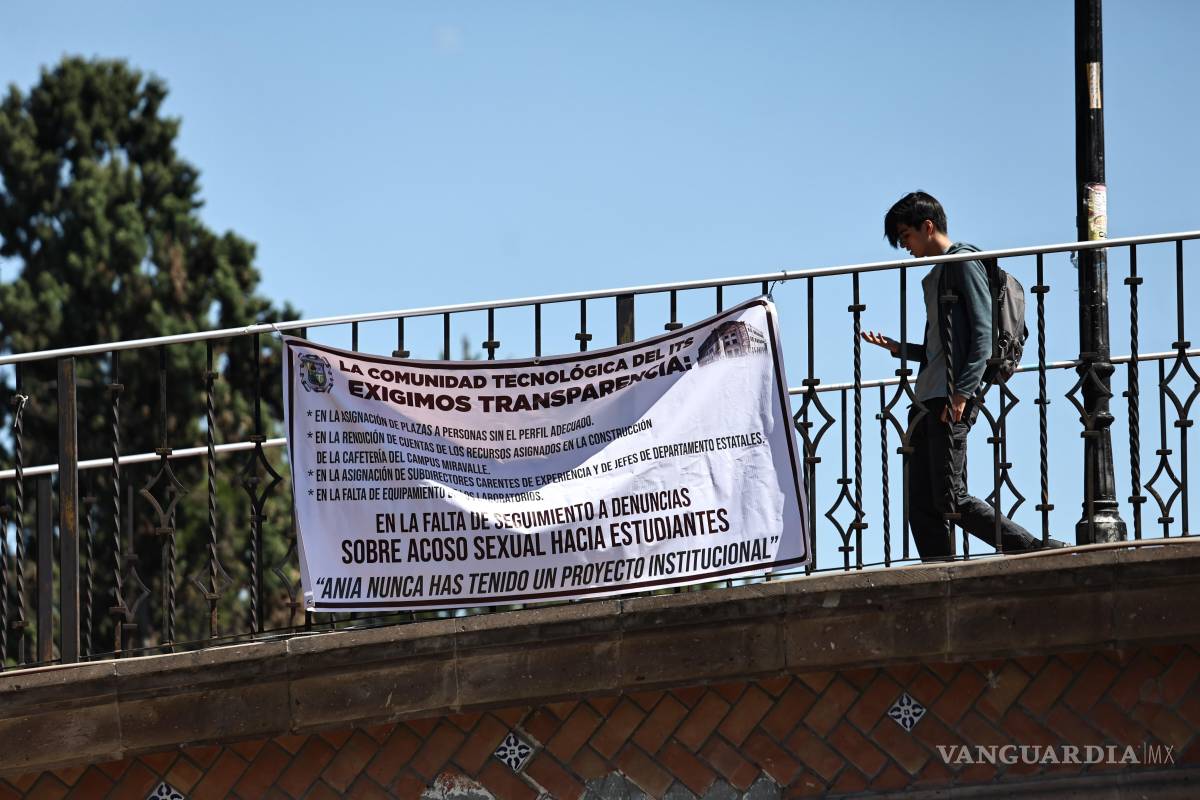 Tec Saltillo y estudiantes se deslindan de lona colgada en el puente de Venustiano Carranza