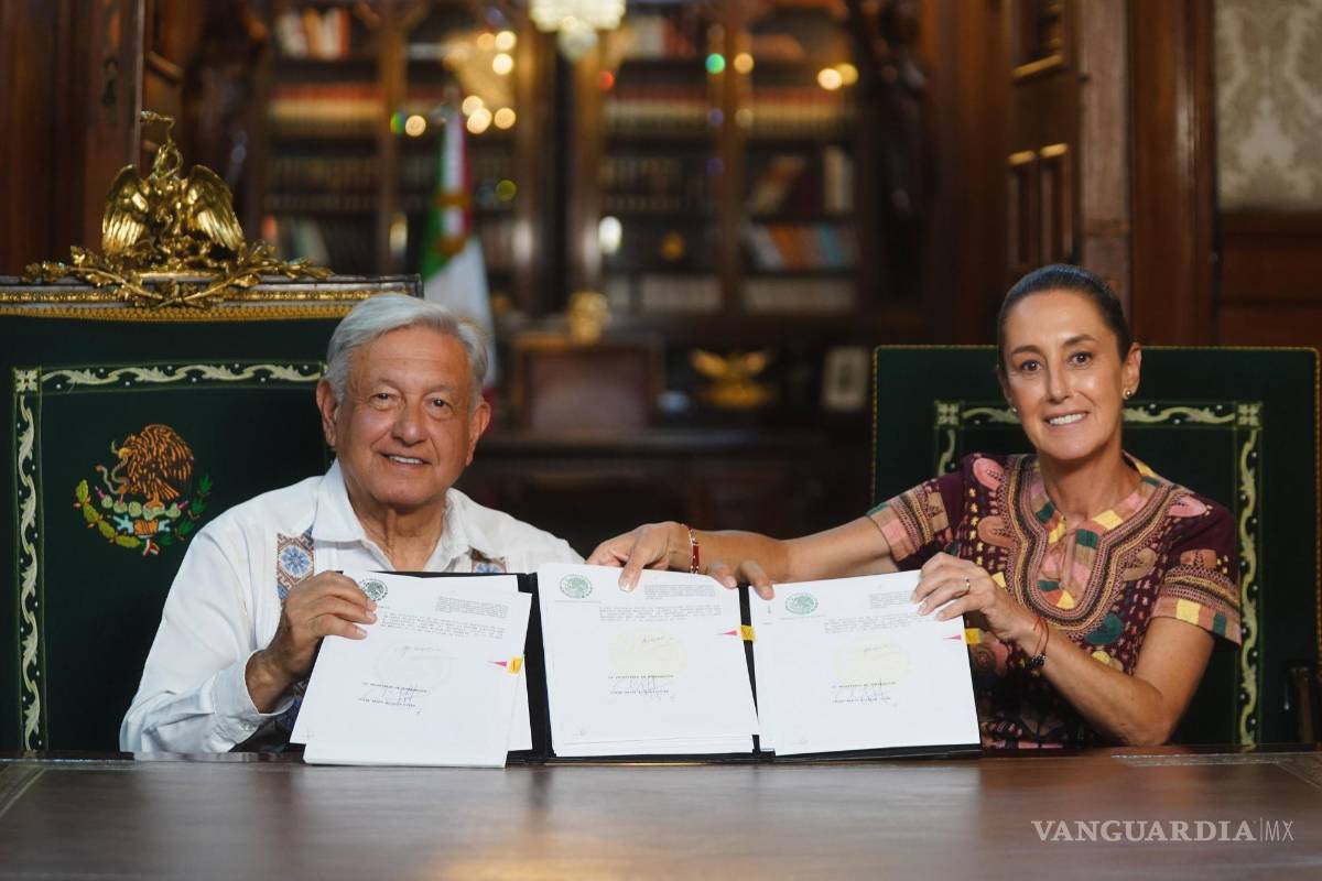 $!CIUDAD DE MÉXICO, 15SEPTIEMBRE2024.- Andrés Manuel López Obrador, Presidente de México, y Claudia Sheinbaum, Pres identa Electa de México, Diario Oficial de la Federación, firmaron el decreto por el que se reforman, adicionan y derogan diversas disposiciones de la Constitución Política de los Estados Unidos Mexicanos en materia de reforma del Poder Judicial, en Palacio Nacional. FOTO: PRESIDENCIA/CUARTOSCURO.COM