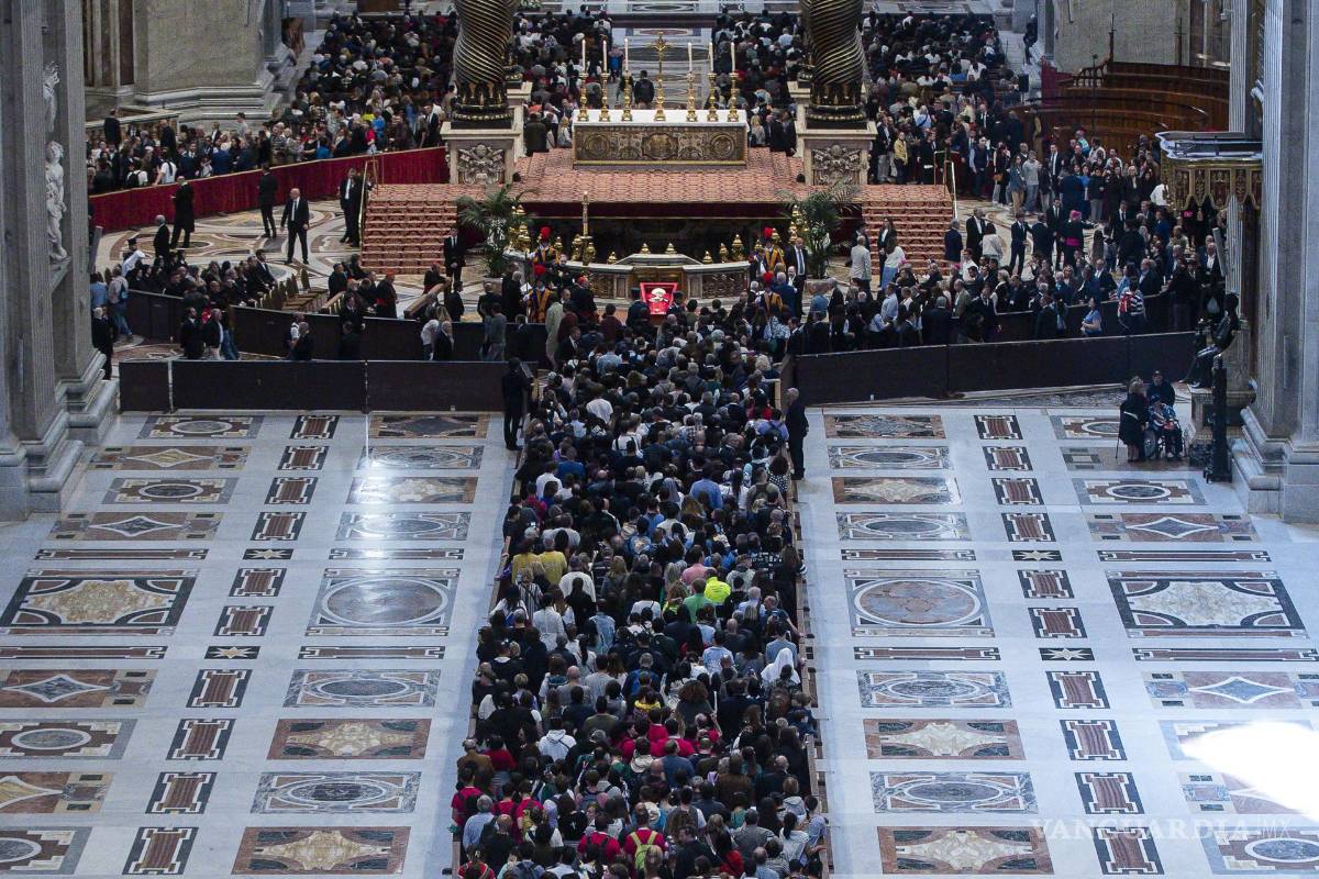 Con ‘selfies’ ante su féretro, las redes sociales son protagonistas en el adiós al papa Francisco