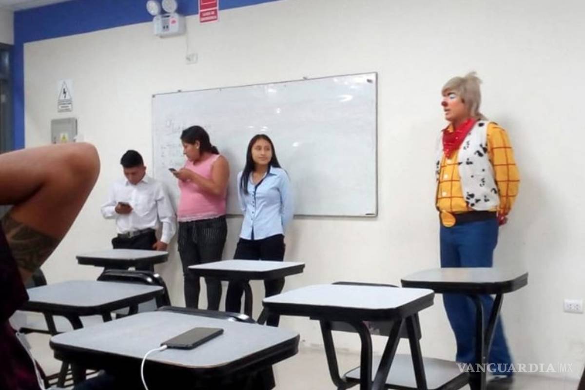 Estudia derecho y es payaso, no tuvo tiempo de cambiarse y así expuso clase