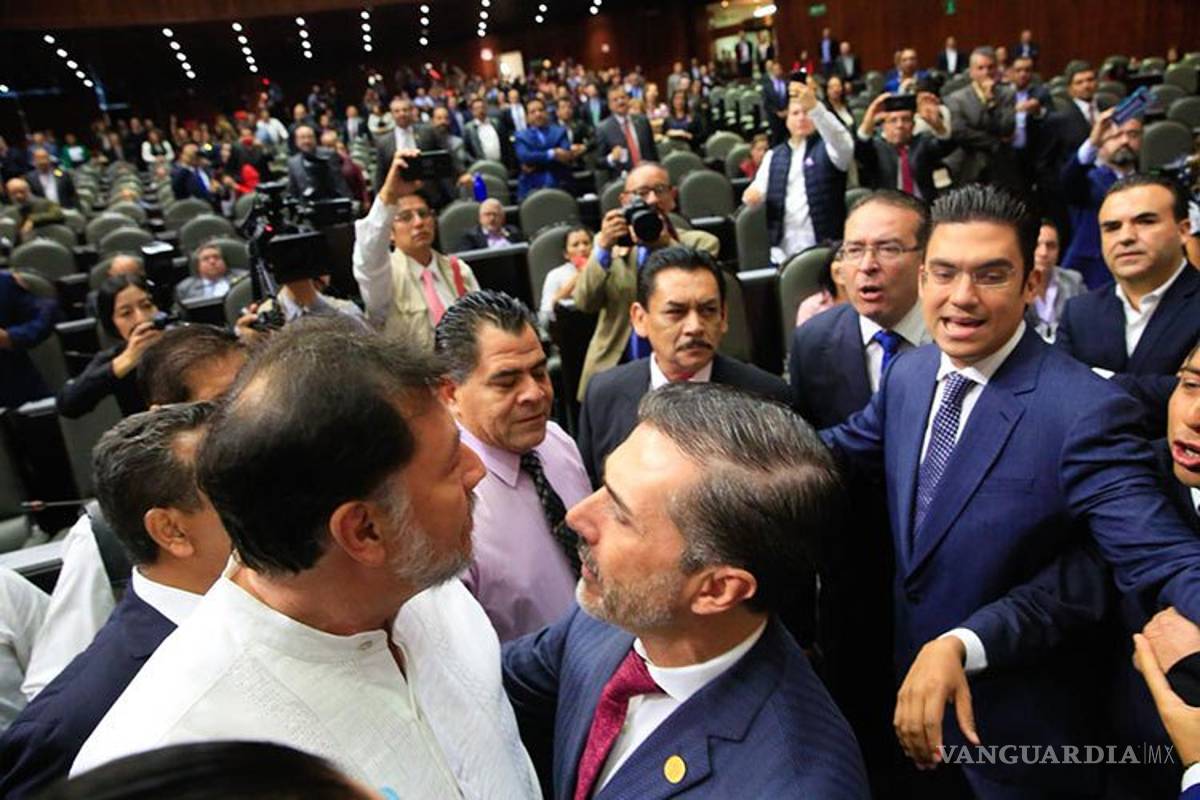 Diputado del PAN se enfrenta a Fernández Noroña en San Lázaro