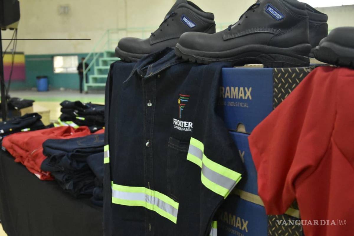Entregan uniformes a trabajadores del municipio de Frontera