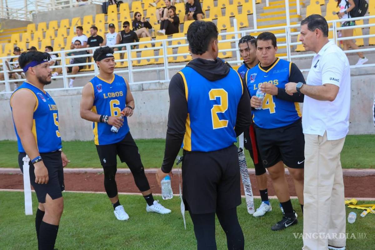 $!Pimentel Martínez asistiendo a la semifinal de tochito varonil entre los Lobos de la UAdeC y la Universidad Anáhuac de Querétaro.