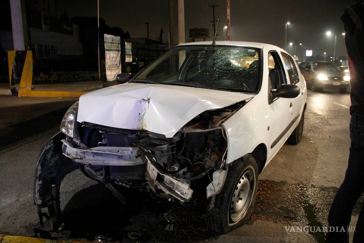 Ebrio conductor impacta su vehículo contra estructura metálica, en Saltillo