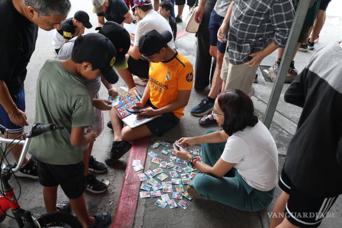 $!Niñas, niños y aficionados al fútbol participaron en la mesa de intercambio de estampitas instalada durante la jornada dominical.